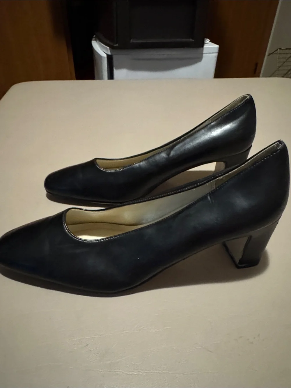 Women’s Black Leather Mid-Heel Pumps